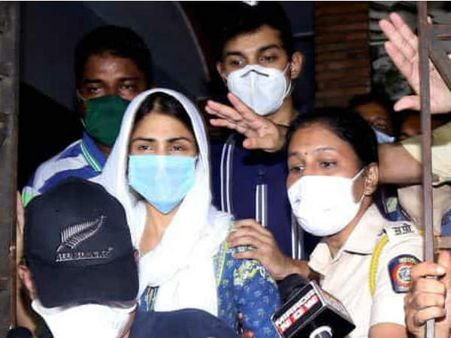 रिया चक्रवर्ती को फिर मिला ED का नोटिस, दी है गलत जानकारियां, भाई से 18 घंटा पूछताछ