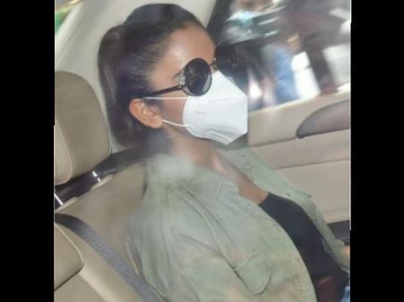 पूछताछ के लिए NCB ऑफिस निकली रकुल प्रीत सिंह, वायरल हुईं तस्वीरें