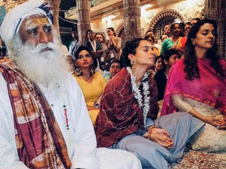 कंगना रनौत ने लिखा हर हर महादेव, जूही चावला के साथ काशी विश्वनाथ मंदिर की तस्वीर
