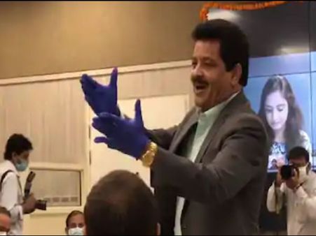 फिल्म सिटी मीटिंग के दौरान उदित नारायण ने योगी आदित्यनाथ के लिए गाया ये गाना- Video वायरल