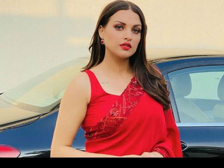 कोरोना पॅाजिटिव हिमांशी खुराना की हालत बिगड़ी, तेज बुखार के बाद अस्पताल में एडमिट