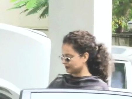 कंगना रनौत मनाली के लिए रवाना,ट्वीट कर लिखा- POK कहना सही, मुझ पर हमला, मुंबई से जा रही हूं !