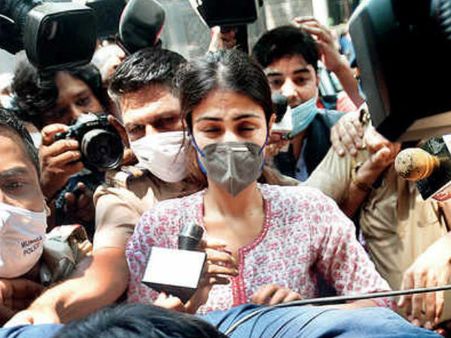 रिया चक्रवर्ती को लेकर इस एक्ट्रेस ने दिया बड़ा बयान, कहा- 'मानवता खत्म हो चुकी है'