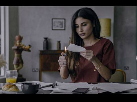 London Confidential Review: भारत बॉर्डर पर नया वायरस, चीन बना है मौनी रॉय की सीरीज का विलेन