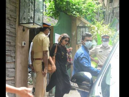 कंगना रनौत के ऑफिस पर BMC ने चलाया हथौड़ा, हाल जानने पहुंचीं बहन रंगोली चंदेल, तस्वीरें वायरल