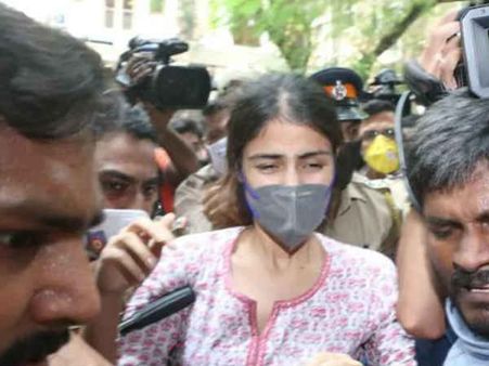 रिया चक्रवर्ती की ज़मानत पर हाईकोर्ट का फैसला सुरक्षित, NCB ने सुबूतों के साथ किया Bail का विरोध