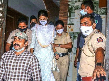 ड्रग्स मामले में गिरफ्तार रिया चक्रवर्ती की जमानत याचिका खारिज, जेल में ही रहेंगे भाई-बहन