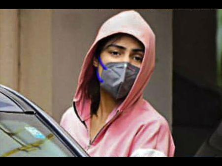 रिया चक्रवर्ती ने सुशांत की बहन पर लगाए गंभीर आरोप, धोखाधड़ी और सुसाइड के लिए उकसाने का केस दर्ज