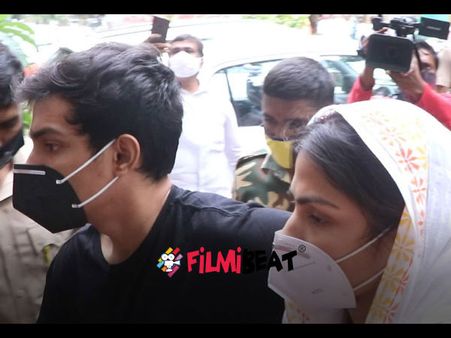 ड्रग्स को लेकर रिया चक्रवर्ती- शौविक व्हाट्सअप चैट Leak, नारकोटिक्स का छापा, मिलेगा बड़ा सबूत !