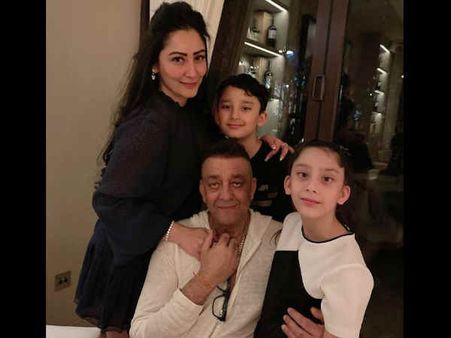 Pic Of The Day: संजय दत्त कैंसर के ईलाज से पहले बच्चों से मिलने पहुंचे, देखिए प्यारी सी तस्वीर