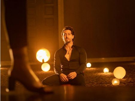 इंतज़ार खत्म, टाइगर श्रॉफ का डेब्यू सॉन्ग 'अनबिलिवेबल’ हुआ रिलीज़, दिखा रोमांटिक अंदाज़