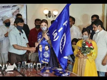 अनुराग कश्यप से विवादों के बीच पायल घोष ने थामा इस पार्टी का हाथ, मिला ये ओहदा