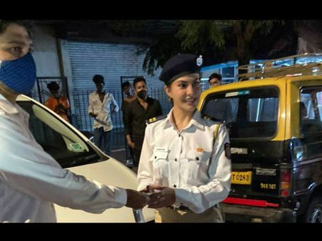 जैकलीन फर्नांडीज की दरियादिली, स्टाफ मेंबर को गिफ्ट की ये मंहगी कार