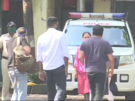 मुंबई पुलिस स्टेशन में अनुराग कश्यप से पूछताछ, पायल घोष ने लगाए गंभीर आरोप- PICS