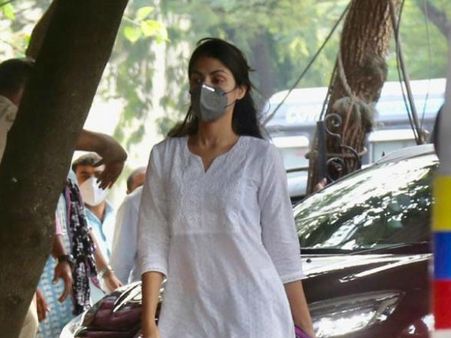जेल से 30 दिन बाद रिहा हुईं रिया चक्रवर्ती, पुलिस स्टेशन के बाहर अकेले खड़ी आयीं नजर, तस्वीरें VIRAL