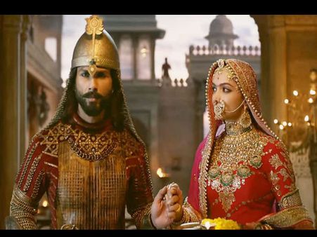 अक्षय कुमार ही नहीं, दीपिका-कंगना की फिल्म पर मच चुका बवाल, विवाद के बाद बदलना पड़ा फिल्मों के नाम