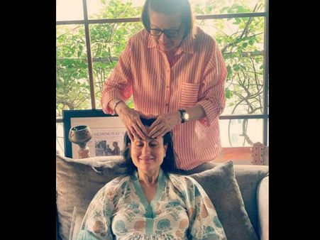 करीना कपूर खान ने मां से कराई सिर की मालिश, तनाव मुक्त नजर आ रहीं हैं एक्ट्रेस