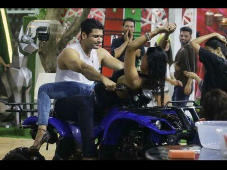 Bigg Boss 14: ब्लैक बिकिनी में पवित्र पुनिया ने बढ़ाई गर्मी, तस्वीरें देख आंखें खुली रह जायेंगी