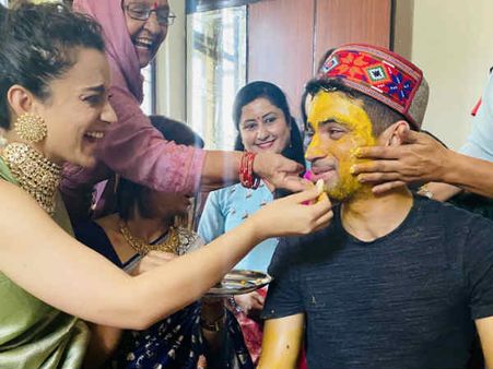 Pics of the Day: कंगना रनौत के भाई की शादी की रस्में शुरू, जमकर लगाई हल्दी