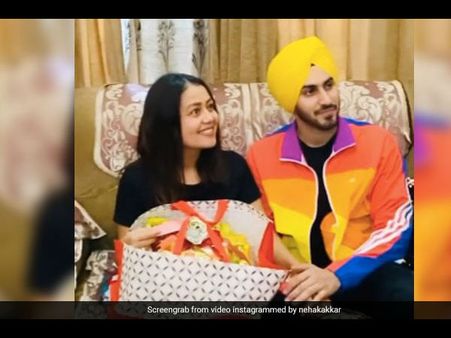 नेहा कक्कड़ का रोका सेरेमनी का वीडियो वायरल, रोहनप्रीत सिंह संग शादी- ऐसी चर्चा VIDEO