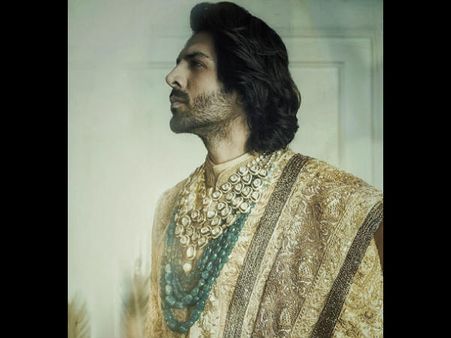 कार्तिक आर्यन का रॉयल लुक वायरल, फैंस कर रहे हैं तारीफ, ऐसा है जाह्नवी कपूर का रिएक्शन