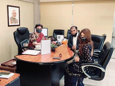 पायल घोष ने महिला आयोग की अध्यक्ष रेखा शर्मा से की मुलाकात, अनुराग कश्यप को कहा 'गिद्ध'