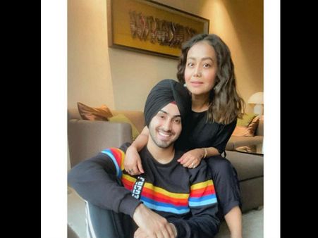 नेहा कक्कड़ ने किया प्यार का ऐलान, रोहनप्रीत के लिए लिखा- तुम मेरे हो, रोका की तस्वीर, शादी फाइनल