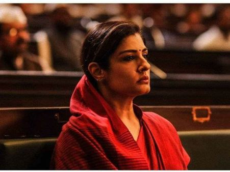 'KGF: Chapter 2' से रवीना टंडन का धमाकेदार फर्स्ट लुक, यश और संजय दत्त के साथ आएंगी नजर