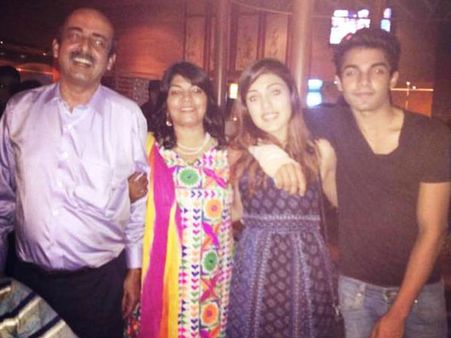 जेल से बाहर आईं रिया चक्रवर्ती, मां ने तोड़ी चुप्पी कहा- 'मेरे परिवार को तबाह कर दिया'