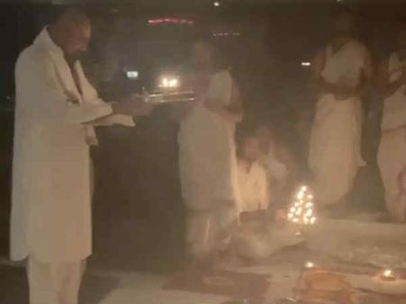 Pics: संजय दत्त ने कैंसर से ठीक होने के बाद Bald Look में की दशहरा पूजा