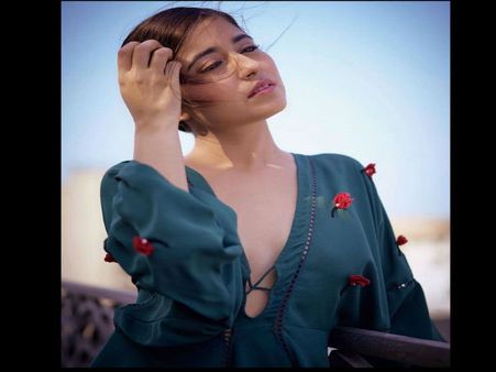 मिर्जापुर 2 की 'गोलू' श्वेता त्रिपाठी असल जिंदगी में बेहद बोल्ड, बवाल तस्वीर देख लगेगा झटका