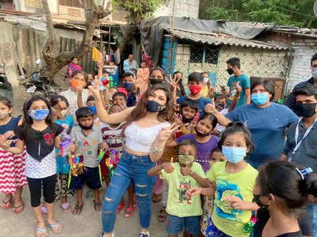 तुलसी कुमार ने इस दिवाली को बच्चों के साथ सेलिब्रेट करके ख़ास बनाया, तस्वीर वायरल