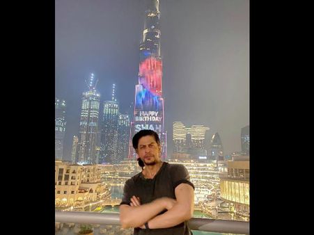 शाहरुख खान के जन्मदिन पर जगमगा उठा बुर्ज खलीफा- सुहाना, अबराम, करण जौहर के साथ सेलिब्रेशन PICS