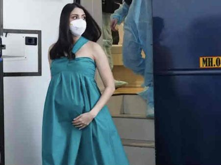 बड़े से बेबी बंप के साथ सेट पर लौटीं अनुष्का शर्मा, शेयर की तस्वीरें