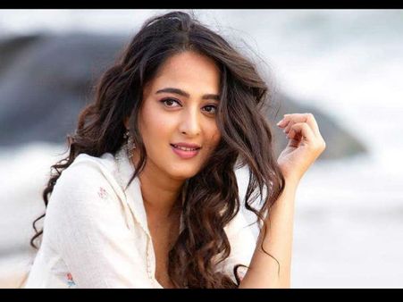 बाहुबली की देवसेना अनुष्का शेट्टी रियल लाइफ में हैं बहुत हॉट, ये PICS करती हैं ग्लैमरस अंदाज को बयां