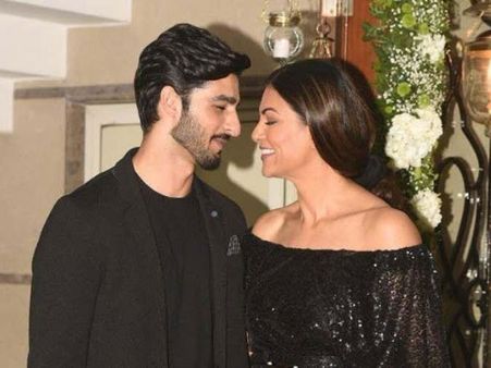 ब्वॉयफ्रेंड रोहमन को सरेआम Kiss करती दिखाई दी सुष्मिता सेन, इंटरनेट पर छाया वीडियो, तस्वीरें
