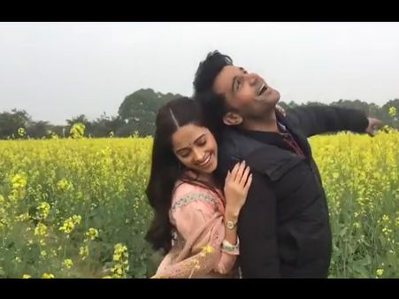 डीडीएलजे का रोमांटिक सीन रिक्रिएट करते दिखे राजकुमार राव और नुसरत भरूचा, वीडियो वायरल