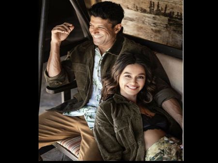 पानी के भीतर गर्लफ्रेंड शिबानी दांडेकर के साथ रोमांटिक हुए फरहान अख्तर, तस्वीरें अकेले में देखिए