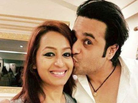 कृष्णा अभिषेक ने ब्लैक मोनोकनी में दिखाया पत्नी कश्मीरा का सेक्सी लुक, बोला-घर पर ही बिरयानी