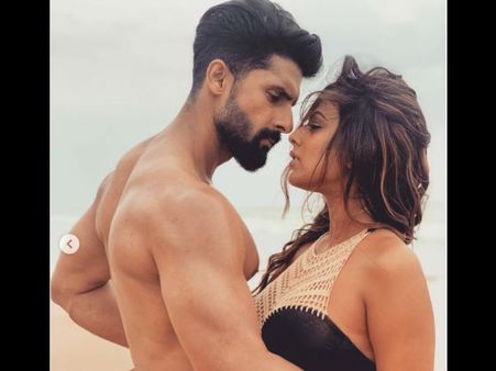 ब्लैक बिकिनी में रवि दुबे के साथ निया शर्मा का सेक्सी रोमांस, आग लगा रही है ये बवाल तस्वीर