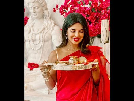प्रियंका चोपड़ा ने अमेरिका में मनाया करवाचौथ, निक जोनस के साथ शेयर की रोमांटिक तस्वीरें