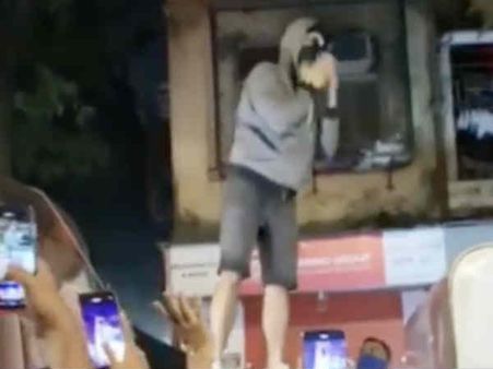 Viral Video: फैन्स को दर्शन देने के लिए अपनी कार की छत पर चढ़ गए रणवीर सिंह