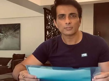 सैकड़ों किमी का सफर कर, हैदराबाद में शूटिंग कर रहे सोनू सूद से मदद मांगने पहुंची भीड़ VIDEO