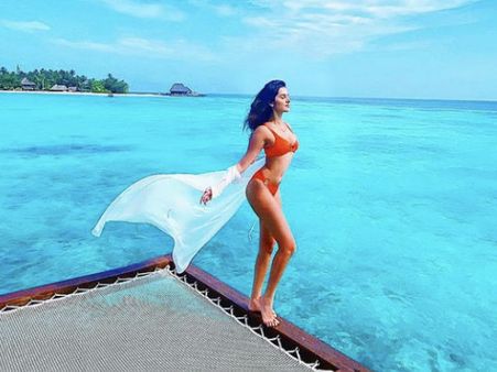 तारा सुतारिया ने जन्मदिन पर शेयर की लाल बिकीनी में तस्वीरें, आदर जैन के साथ प्राईवेट हॉलीडे