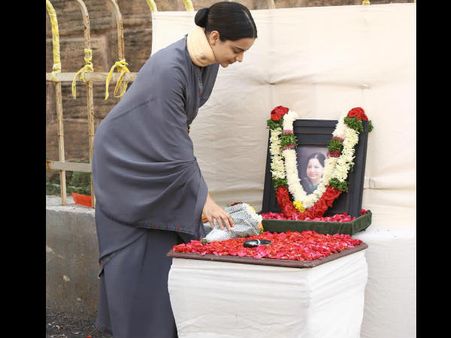 'थलाइवी' के सेट से कंगना रनौत की दमदार तस्वीरें वायरल- जयललिता की पुण्यतिथि पर एक्ट्रेस ने दी श्रद्धांजलि