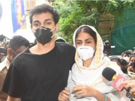 रिया चक्रवर्ती को ड्रग सप्लाई करने वाला पैडलर NCB की गिरफ्त में- 2.5 करोड़ की ड्रग्स बरामद