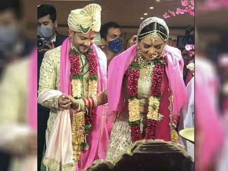 First Pic: मिलिए मिस्टर एंड मिसेज़ आदित्य नारायण से, जन्मदिन पर बहू घर लाए उदित नारायण