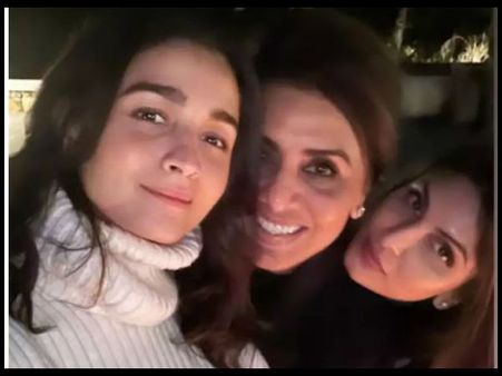 सगाई की अफवाहों के बीच आलिया भट्ट की नई तस्वीर, नीतू-रिद्धिमा के साथ