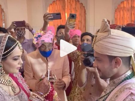 आदित्य नारायण डाल रहे थे वरमाला, तभी अमिताभ बच्चन की हुई एंट्री? शादी का वीडियो वायरल
