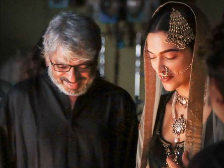 संजय लीला भंसाली की ‘गंगूबाई काठियावाड़ी’ के सेट पर दीपिका पादुकोण ने मनाई बाजीराव मस्तानी की 5वीं वर्षगांठ